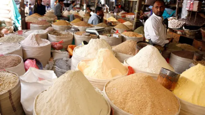 سوق للحبوب والدقيق في العاصمة اليمنية صنعاء