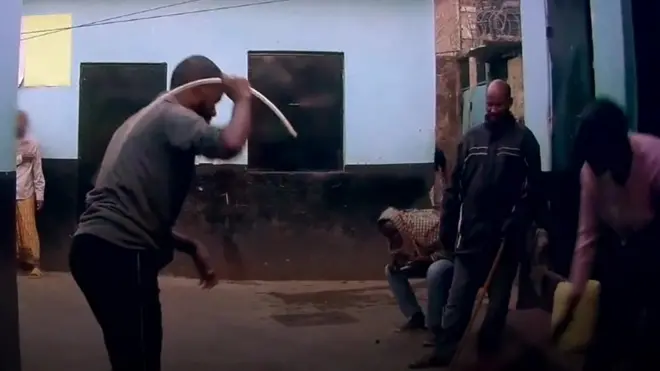 مراكز تأهيل وعلاج إسلامية تقول إنها توفر علاجا لإدمان المخدرات والأمراض العقلية في مدينة نيروبي في كينيا. لكن برنامج "عين أفريقيا" في بي بي سي اكتشف حالات تعذيب في تلك المراكز.