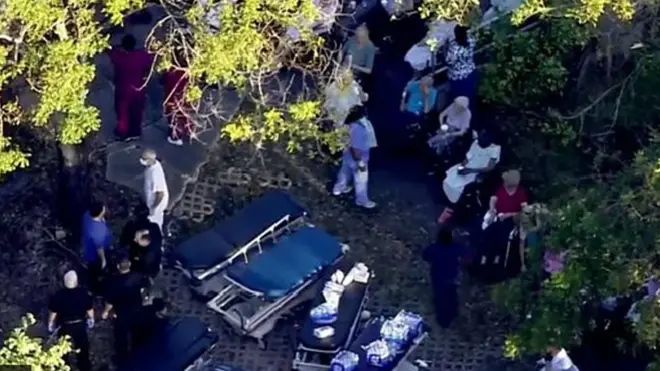 Las autoridades ordenaron la evacuación del centro afectado.