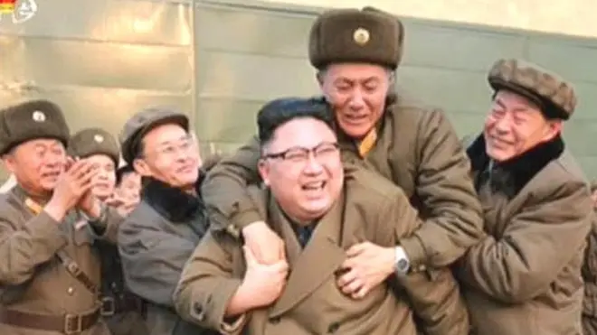 Не каждый день увидишь кого-то на спине у Ким Чен Ына