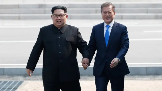 두 정상이 27일 오전 판문점 군사분계선을 함께 넘고 있다
