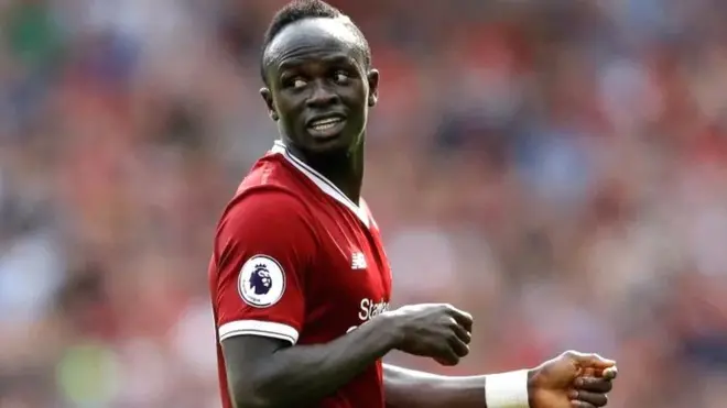 Sadio Mané envoie 300 maillots de Liverpool à son village