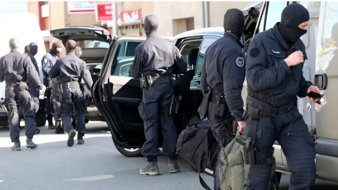 Pemerintah Prancis mengatakan tersangka pelaku penyanderaan adalah Redouane Lakdim, pria berusia 26 tahun.