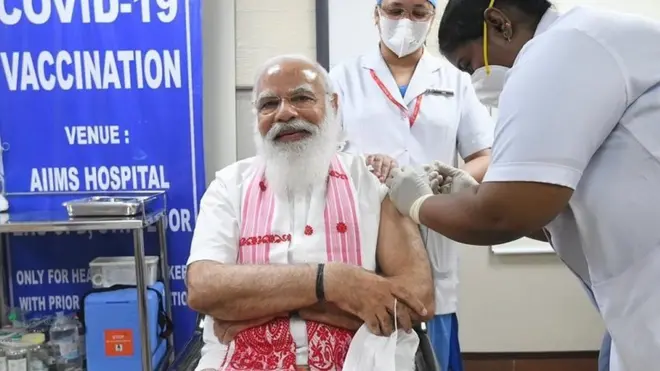 1 मार्च 2021 को वैक्सीन की पहली डोज़ लेते प्रधानमंत्री नरेंद्र मोदी
