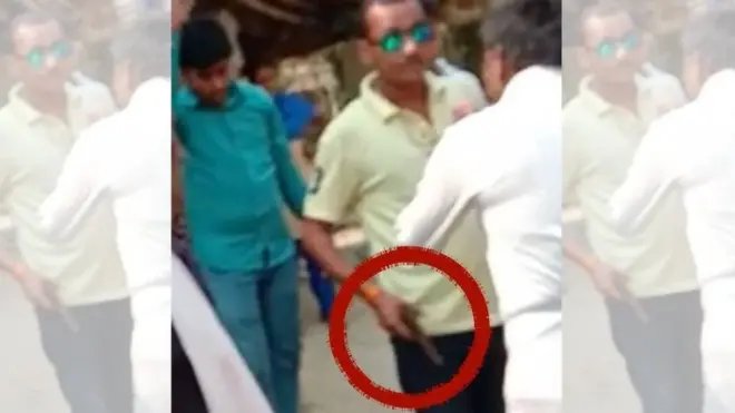 वीडियो में दिखता है कि अनिल लोधी ग्राम प्रधान बबलू मिश्र के आगे हाथ जोड़े खड़े हैं.