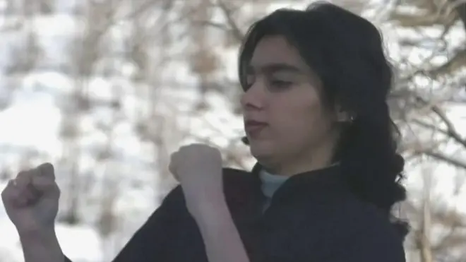 કરાટે કરતાં યુવતી