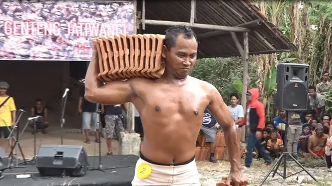 Pamer otot buruh genteng Jatiwangi