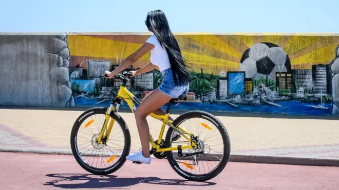 Девушка на велосипеде