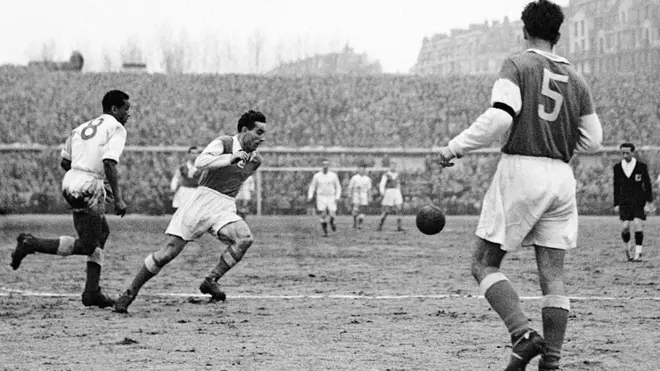 العربي بن مبارك (يسارا) يحاول جاهدا استخلاص الكرة