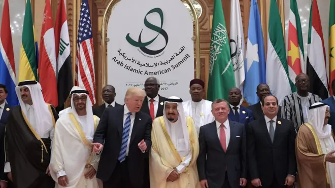 الرئيس الأمريكي، دونالد ترامب، مع عدد من قادة العالميْن العربي والإسلامي