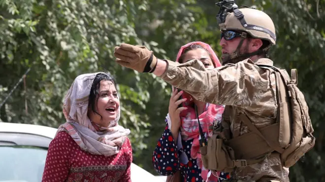 Warga Kabul mencari tahu nasib anggota keluarga setelah terjadi ledakan bom pada Kamis (05/09).