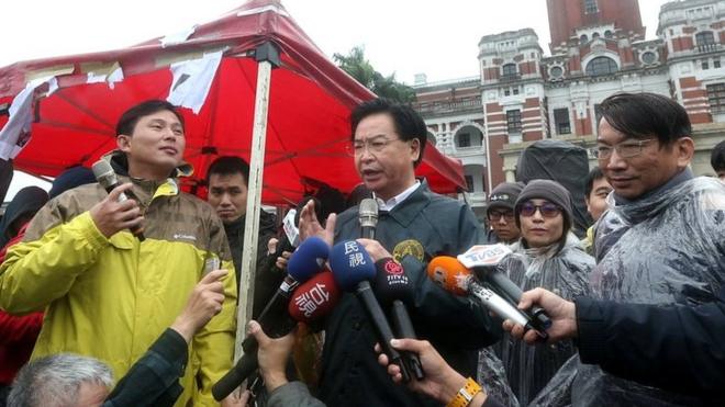 在总统府前抗议的黄国昌（左）拒绝总统府秘书长吴钊燮（中）出面协调。