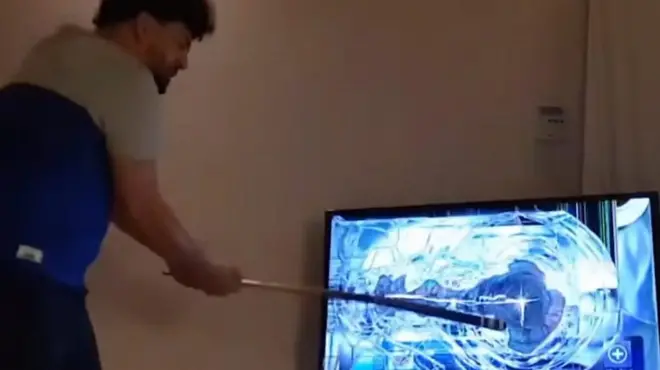 يحطم تلفازه ما إن يخسر