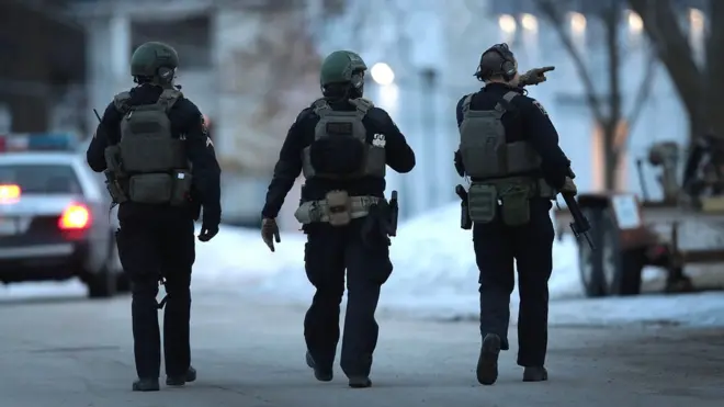 Polisi mengamankan daerah tersebut setelah laporan penembakan di Perusahaan Henry Pratt