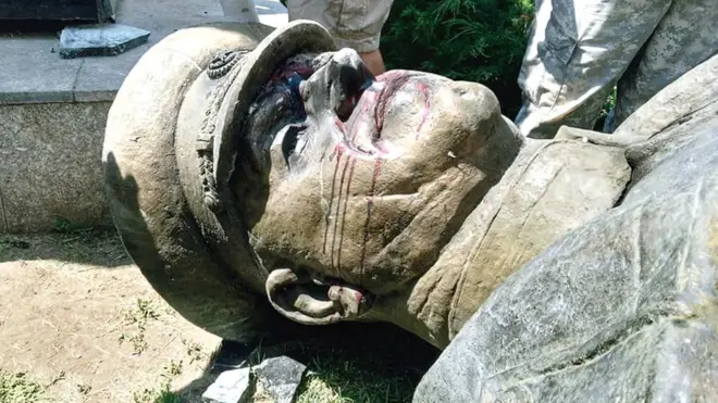 Бюст повалили и обмалювали червоною фарбою