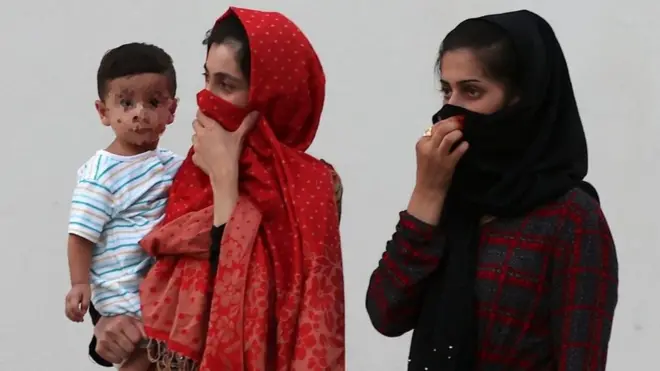 Dua perempuan Afghanistan dan seorang bocah yang berhasil meninggalkan negaranya dan kini berada di ibu kota Qatar, Doha, Sabtu (21/08).