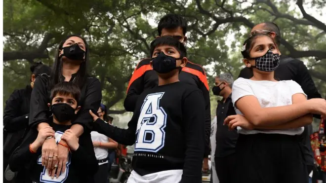 दिल्ली में लोगों ने छह नवंबर को मास्क लगा कर विरोध प्रदर्शन किया