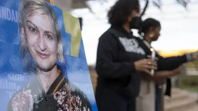 Местные жители и члены киносообщества в штате Нью-Мексико почтили память Галины Хатчинс, скончавшейся в четверг