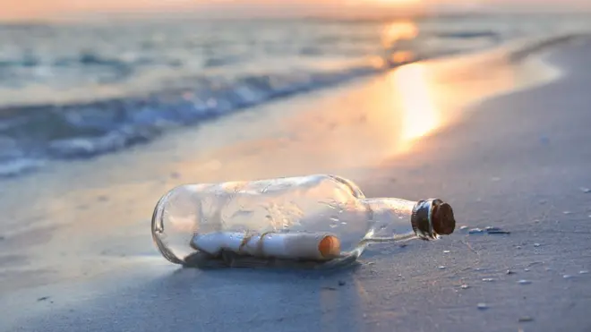 kıyıya vurmuş şişede mesaj