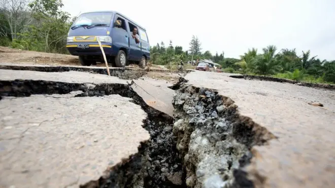 Dana desa biasanya digunakan untuk membangun infrastruktur di desa, seperti memperbaiki jalanan rusak seperti ini.