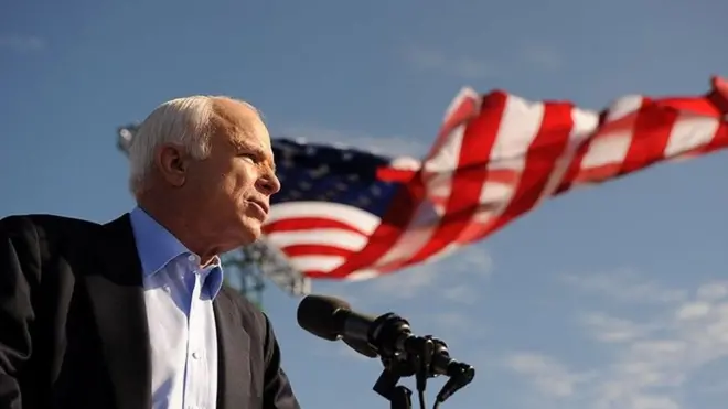 Thông cáo do văn phòng John McCain phát đi nói: "Khi ông qua đời, ông đã tận tụy phục vụ nước Mỹ trong 60 năm"