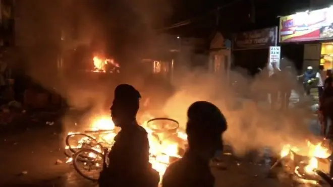 ඇඳිරි නීතිය මැද මීගමුවට ගිනි තිබ්බේ කවුද ?