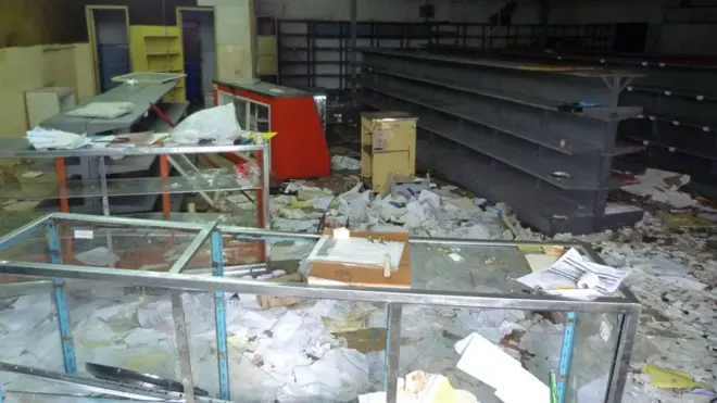 Los comercios saqueados no solo perdieron la mercancía robada, sino que sus instalaciones quedaron destrozadas.