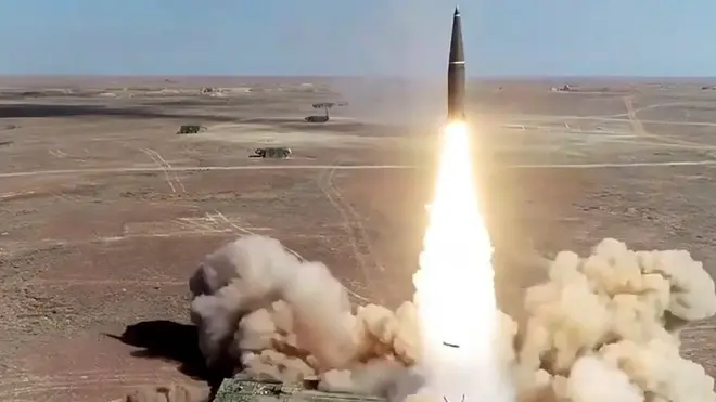 Сторони конфлікту запаслися серйозним наступальним озброєнням. На фото - запуск комплексу "Іскандер-М". На озброєння Вірменія прийняла експортний варіант