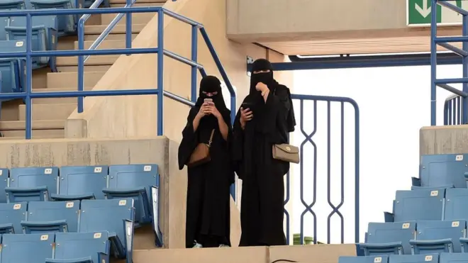 El mes pasado se permitió a cientos de mujeres ingresar a un estadio deportivo en Riad, utilizado principalmente para partidos de fútbol, ​​en un acto para celebrar el día nacional de Arabia Saudita.