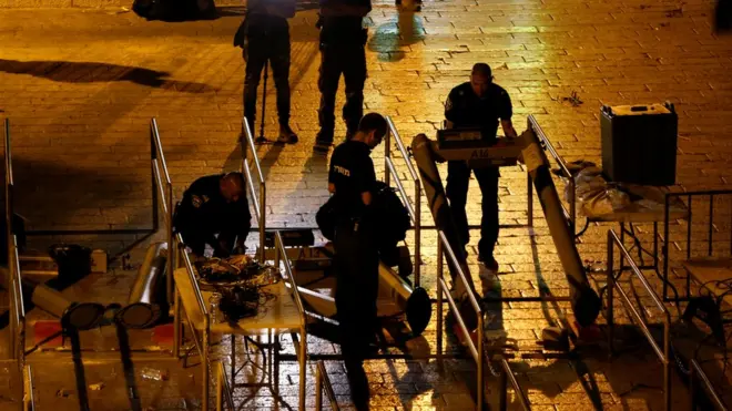 Металлодетекторы начали убирать после ночного совещания спецслужб