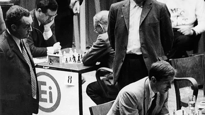 В 1971 году Марк Тайманов (стоит, слева) сразился на турнире претендентов с будущим чемпионом мира Бобби Фишером (сидит, справа)