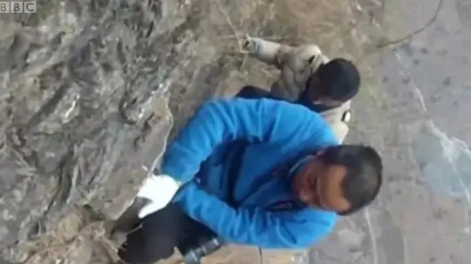 سكان قرية صينية نائية يتسلقون حافة جبل طولها 800 م من أجل الوصول إلى العمل أو المدرسة.