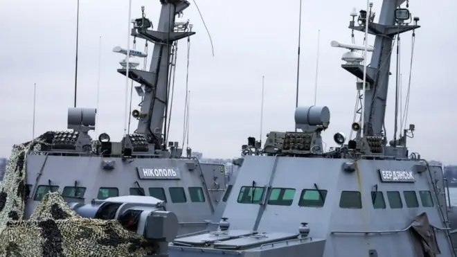 Три українських корабля - "Бердянськ" і "Нікополь", а також допоміжне судно "Яни Капу" - о 10:30