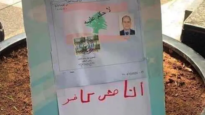 الجوع يدفع بشاب لبناني إلى الانتحار وسط النهار وأمام الناس بعد تردي الأوضاع الاقتصادية والمعيشية في البلاد.