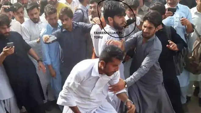 ملزم عامر کو ویڈیو میں مشال خان کی لاش کی بے حرمتی کرتے اور شدید ضربیں لگاتے دیکھا جا سکتا ہے