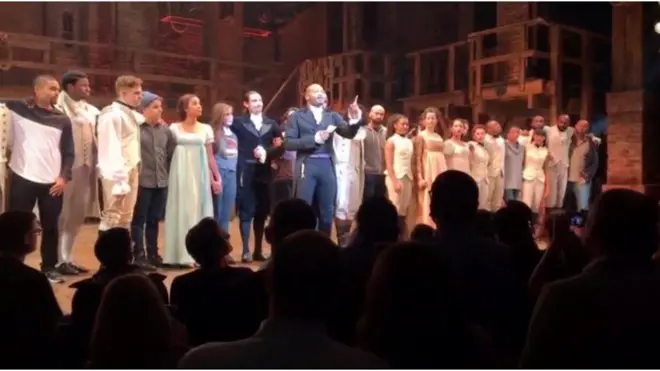 Nghệ sỹ Brandon Dixon đọc thông điệp được các nhà soạn giả nhạc kịch và các nghệ sỹ gửi tới Phó Tổng thống đắc cử Mike Pence.