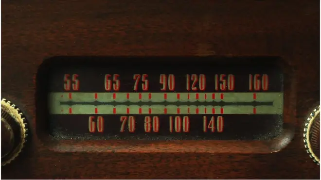 Бели шум старог радио апарата облик је насумичних сметњи које изазива електромагнетна активност у атмосфери