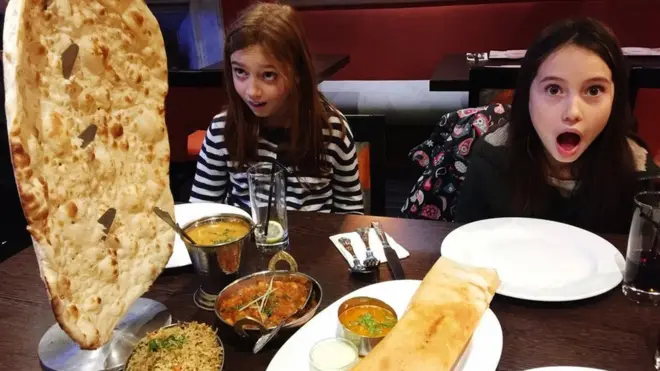 లివర్పూల్లోని ఒక రెస్టారెంట్లో భారతీయ భోజనం చేస్తున్న బ్రిటన్ యువతులు