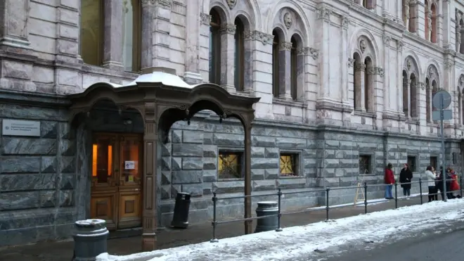 Одна из претензий городских властей к университету - оконные рамы