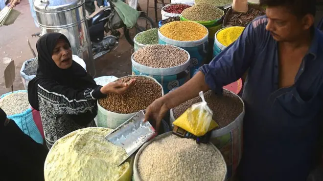 خاتون دال خریدتے ہوئے