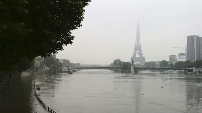Наводнение в Париже достигло пика: что думают жители и туристы