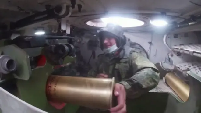 使用中国装甲车的俄罗斯士兵