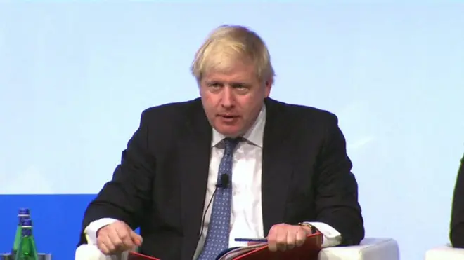 بوریس جانسون، وزیر خارجه بریتانیا، از عربستان سعودی، به شدت انتقاد کرده؛ چراکه به گفته او، عربستان به همراه ایران، در منطقه، جنگ شیعه و سنی راه انداخته؛