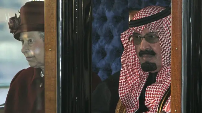 الملكة إليزابيث الثانية ترافق الملك عبد الله عاهل السعودية