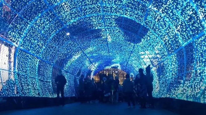 نفق الأضواء يجذب آلاف الزورا في بريطانيا
