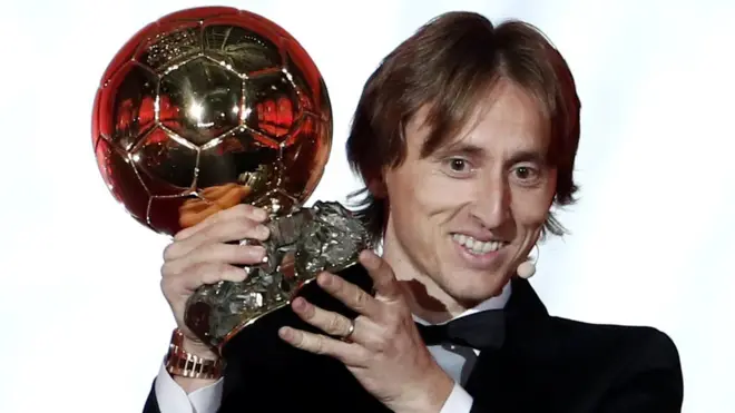 Модрич вклинился в десятилетний спор Месси и Роналду за главный приз для футболиста - "Золотой мяч"