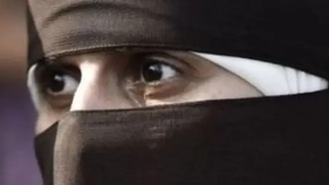 සිරගත වී සිටින කාන්තාවකට නිදහස ලැබීමෙන් අනතුරුව සිර ගෙදරින් පිටව යාමට හැකියාවක් ලැබෙන්නේ තම භාරකරු අනුමත කළහොත් පමණි