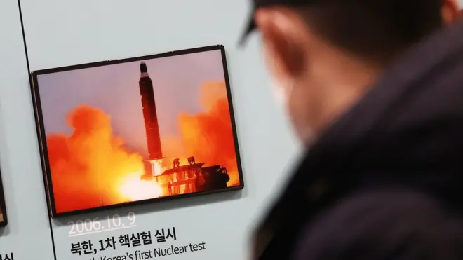 27일 경기도 파주시 오두산 통일전망대를 찾은 시민들이 전시를 관람하고 있다