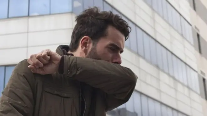 Virusi husambazwa baada ya kutolewa kwa matone madogomadogo ya mate ya mtu aliye na virusi anapokohoa bila kufunika mdomo