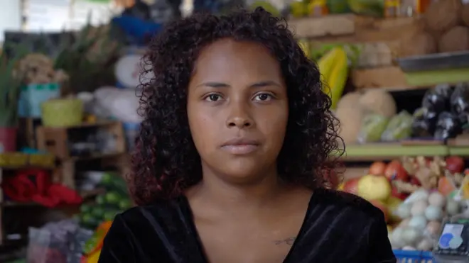 Miriam a contribué à la carte de vie de sa mère assassinée, Maribel.